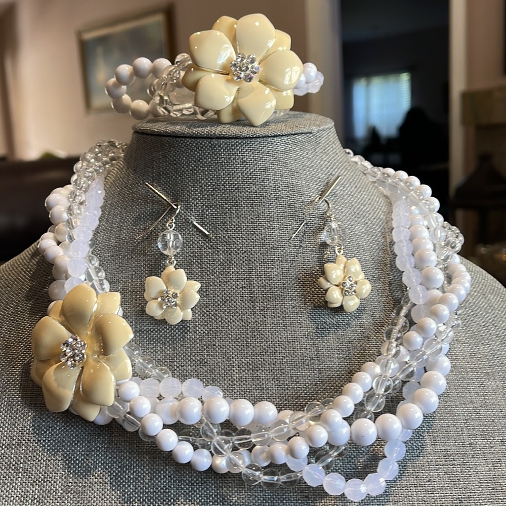 Cache Jewelry set - Picture 6 of 6